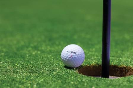 Puttinggreen mit Golfbal am Loch